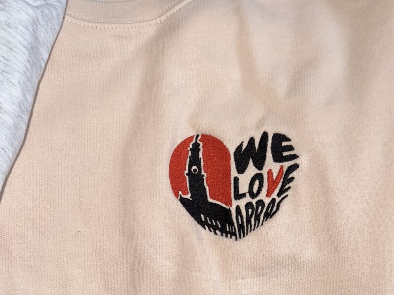 Broderie We Love Arras — Logo associatif sur textile personnalisé — Broderie, Événement — GalerieGRAPH Cambrai