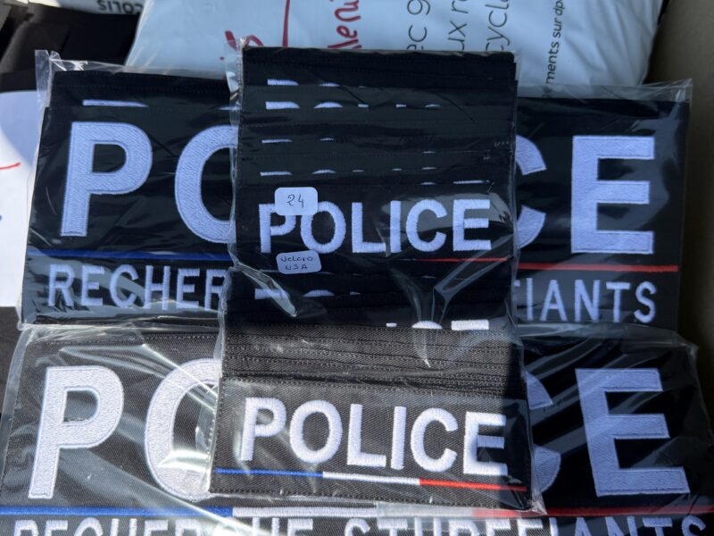 Ecusson Police personnalisé — Marquage uniforme professionnel — Broderie, Workwear — GalerieGRAPH Cambrai