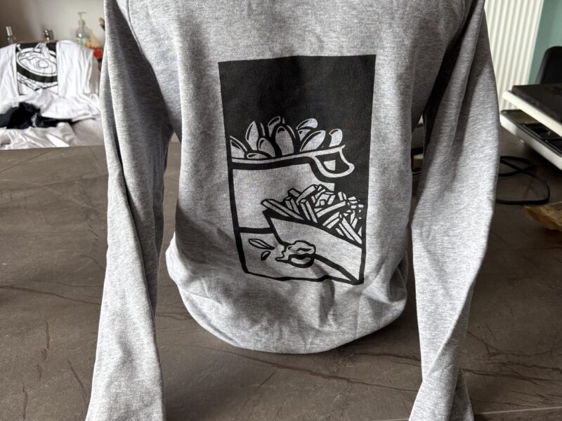 Sweat Moule-Frite Maison Cahute — Collection textile locale brodée — Sérigraphie, Événement — GalerieGRAPH Cambrai