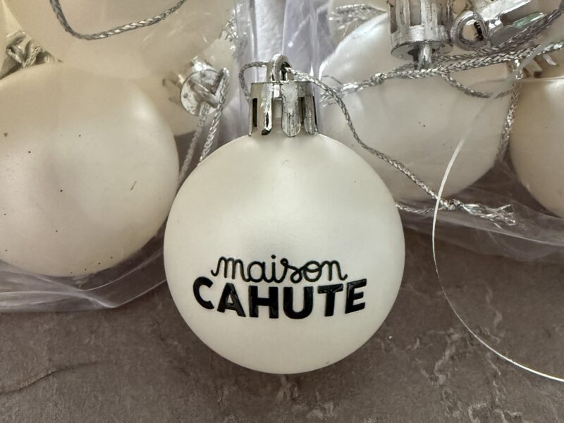 Boule de Noël Maison Cahute — Objet déco personnalisé édition limitée — UV DTF, Événement — GalerieGRAPH Cambrai