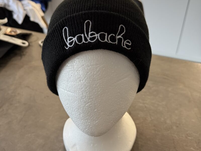 Bonnet bordé Maison Cahute — Collection hivernale textile locale — Broderie, Événement — GalerieGRAPH Cambrai