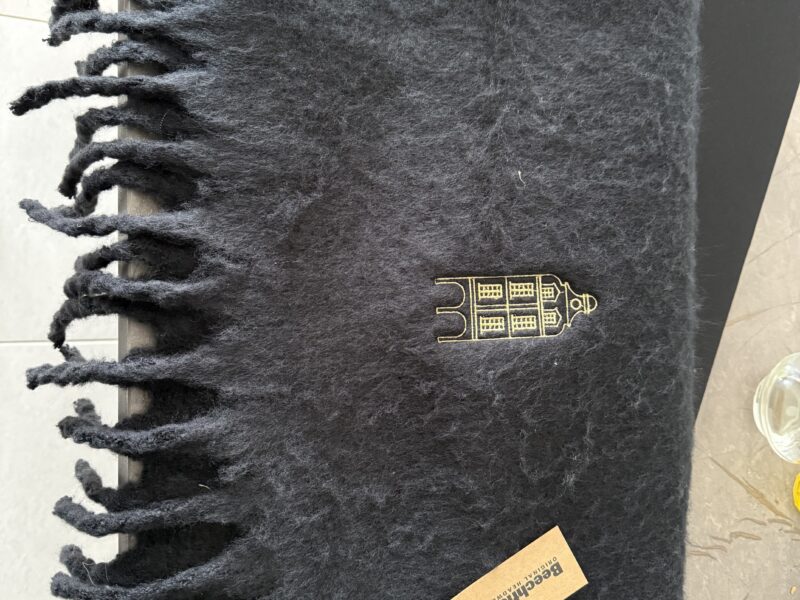 Echarpe brodée Maison Cahute — Accessoire textile marque locale — Broderie, Objets — GalerieGRAPH Cambrai