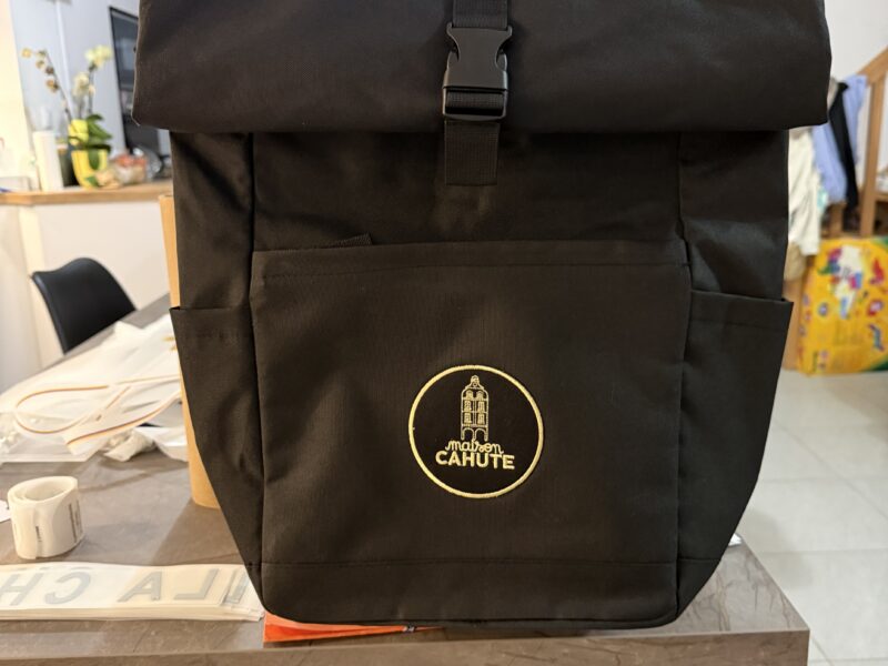 Sac à dos avec écusson brodé — Marquage textile personnalisé — Broderie, Objets — GalerieGRAPH Cambrai