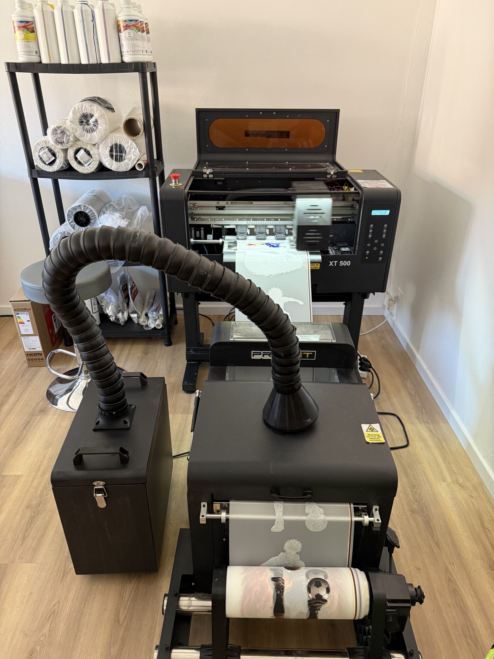 Machine à broder en fonctionnement atelier textile
