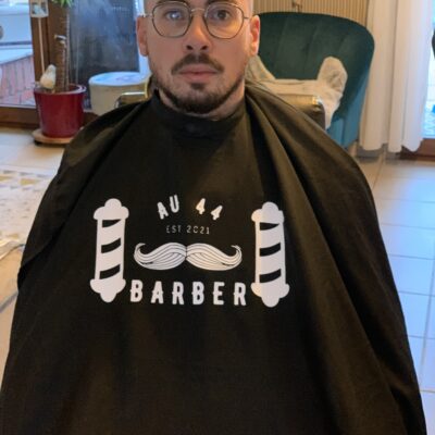 Cape coiffeur personnalisée — Broderie ou marquage textile salon