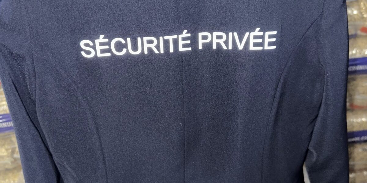 Sécurité privée sur blazer pour événement.