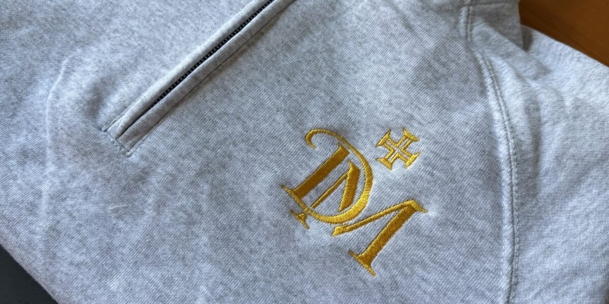 Broderie coeur pour marque de vêtement