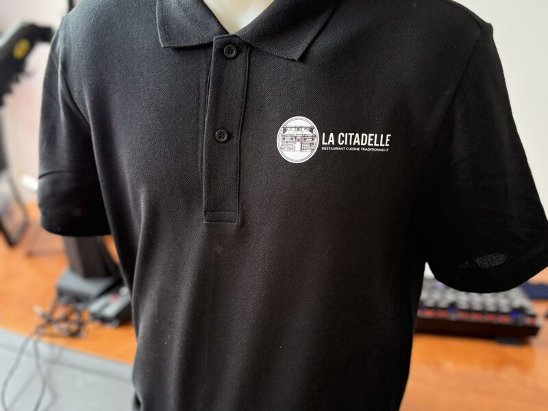 Polo personnalisé pour restaurant — GalerieGRAPH Cambrai