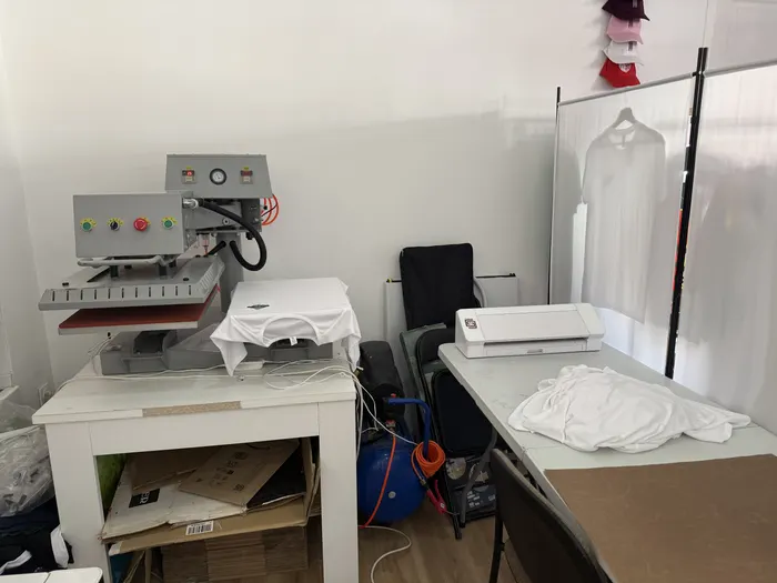 Zone de préparation textile dans l'atelier GalerieGRAPH à Cambrai